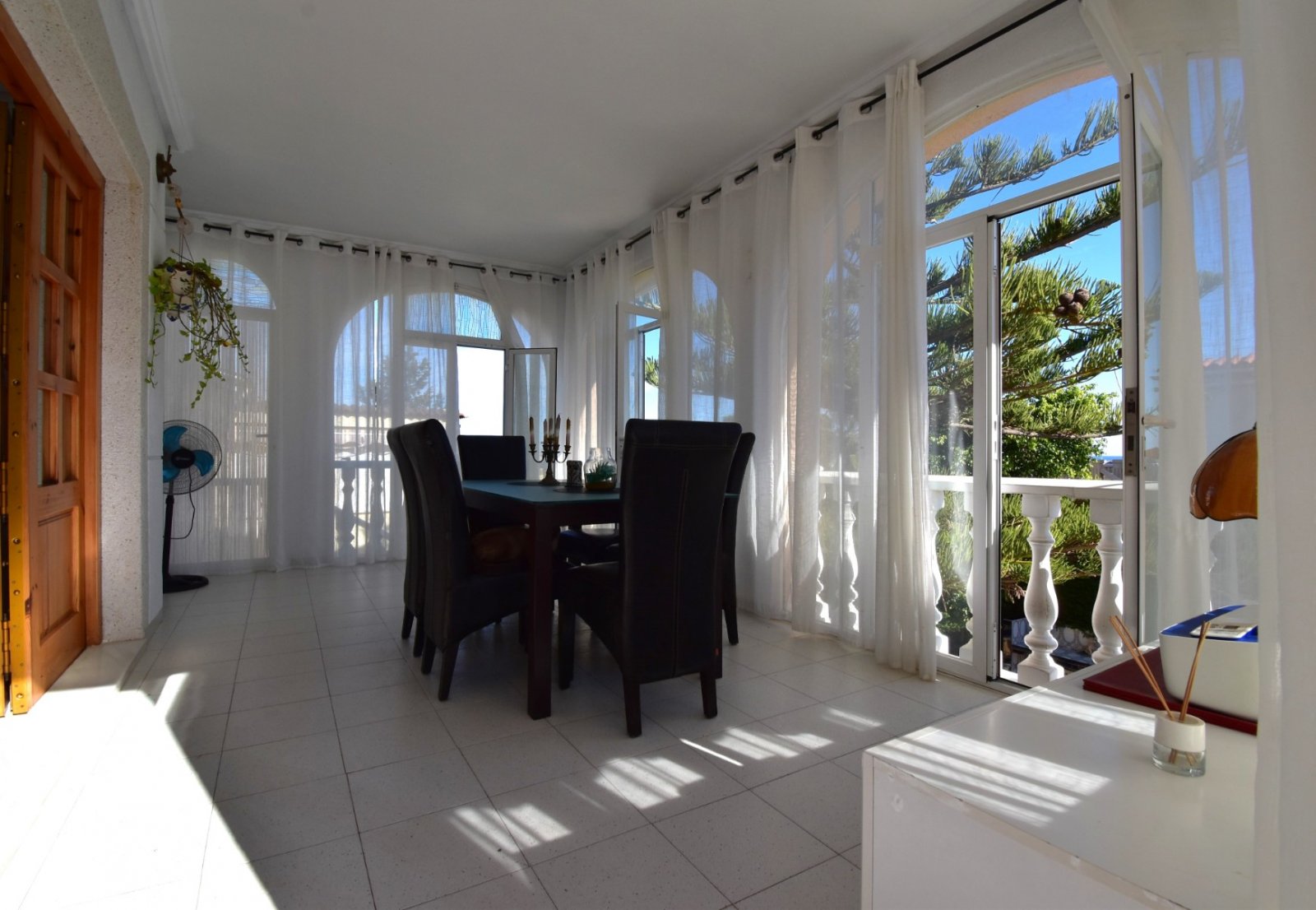 Mediterraner Lebensstil mit Privatsphäre und Pool