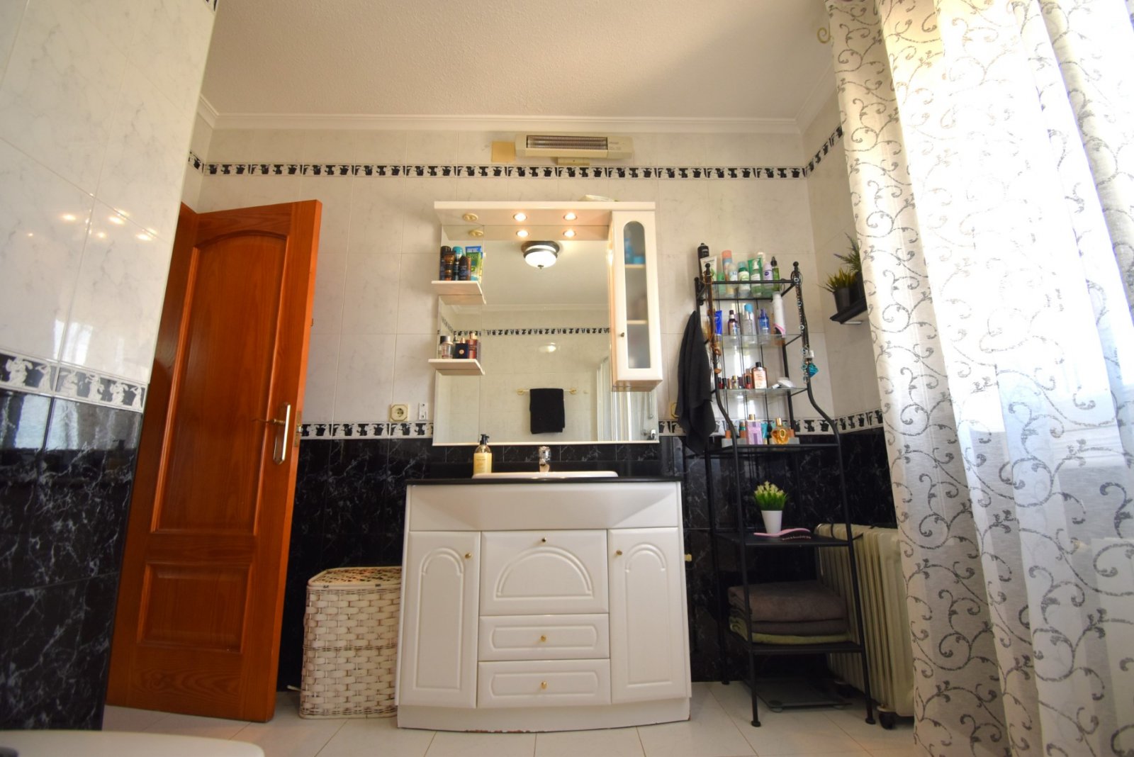 Mediterraner Lebensstil mit Privatsphäre und Pool