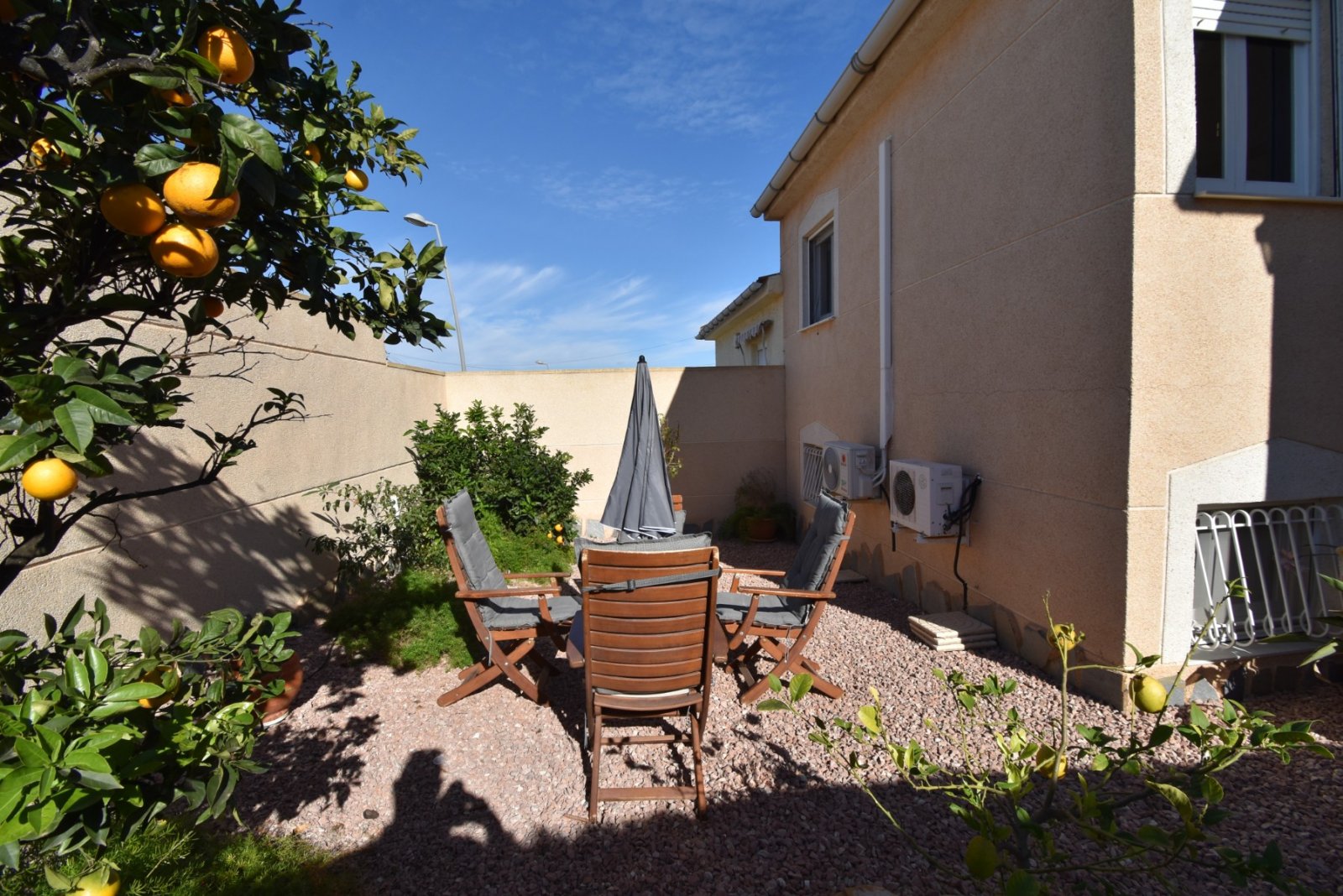 Mediterraner Lebensstil mit Privatsphäre und Pool