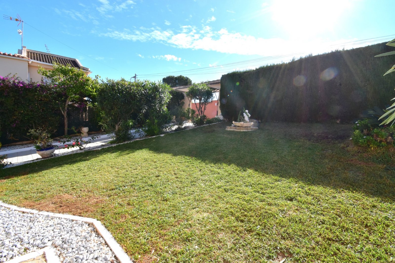 Mediterraner Lebensstil mit Privatsphäre und Pool