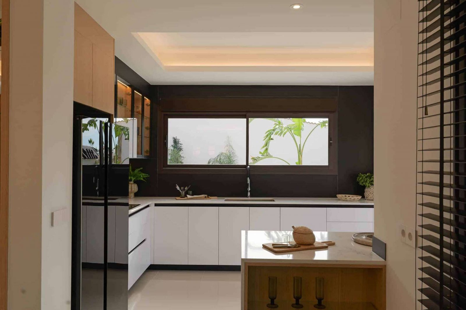 Exklusive, bezugsfertige und komplett möblierte Villa