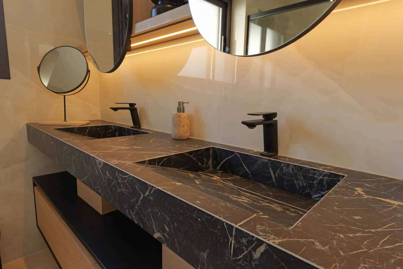 Exklusive, bezugsfertige und komplett möblierte Villa