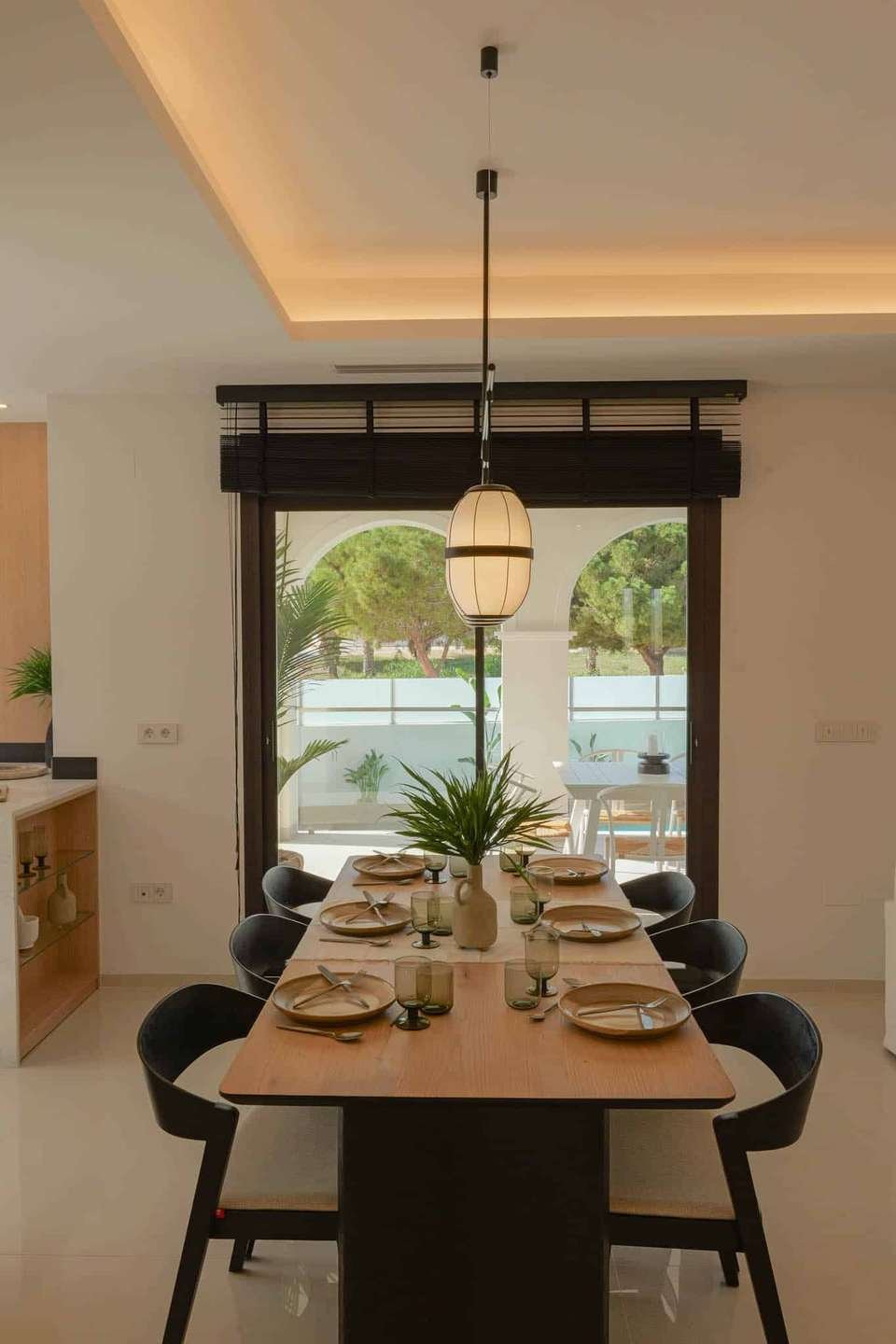 Exklusive, bezugsfertige und komplett möblierte Villa