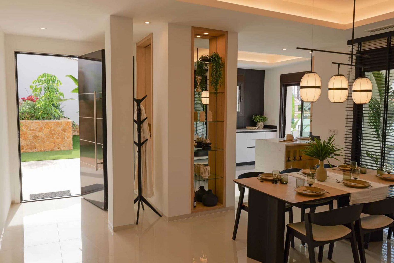 Exklusive, bezugsfertige und komplett möblierte Villa