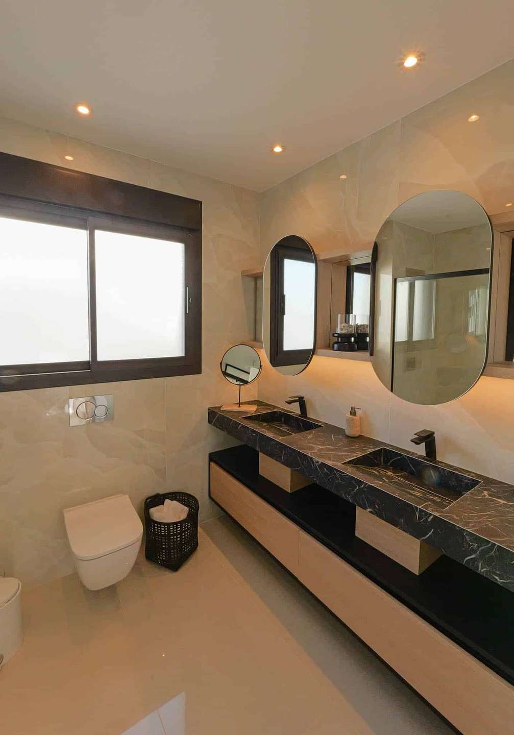 Exklusive, bezugsfertige und komplett möblierte Villa