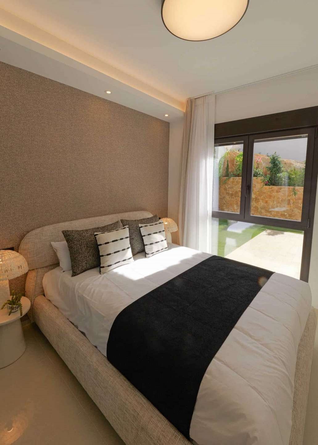 Exklusive, bezugsfertige und komplett möblierte Villa