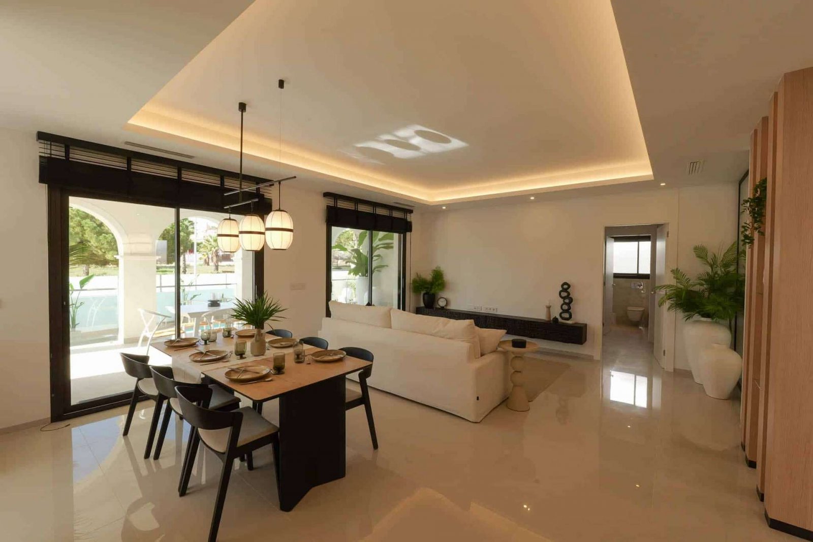 Exklusive, bezugsfertige und komplett möblierte Villa