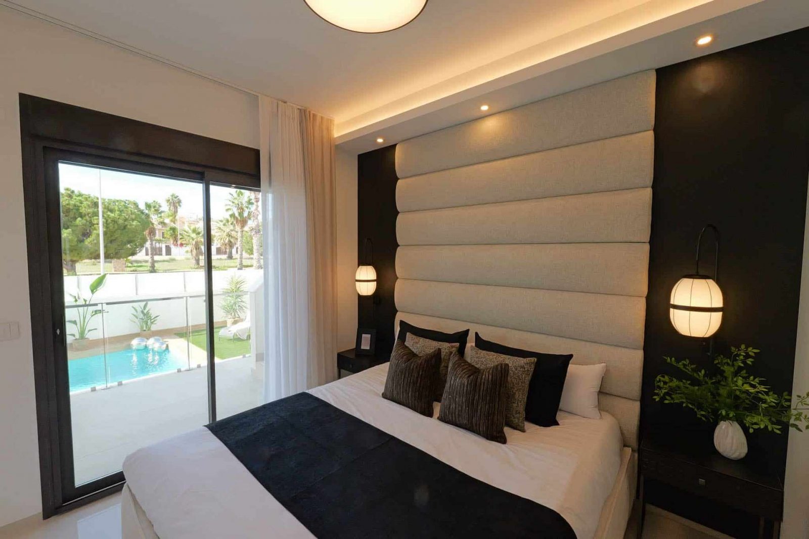 Exklusive, bezugsfertige und komplett möblierte Villa