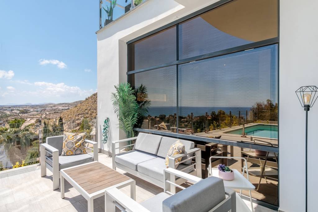 Exklusive Luxusvilla mit Meerblick, Pool und modernem Design
