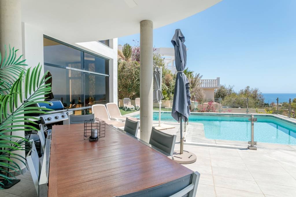 Exklusive Luxusvilla mit Meerblick, Pool und modernem Design