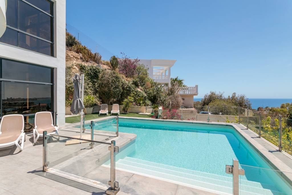 Exklusive Luxusvilla mit Meerblick, Pool und modernem Design