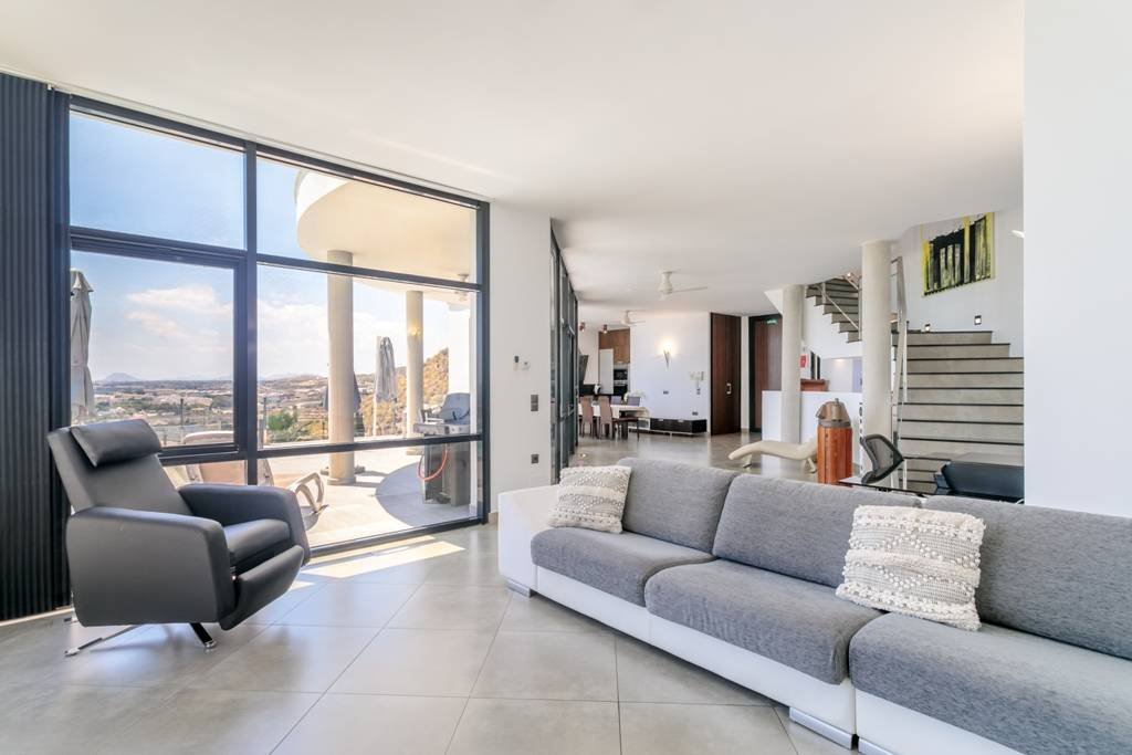 Exklusive Luxusvilla mit Meerblick, Pool und modernem Design