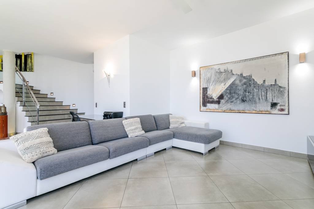 Exklusive Luxusvilla mit Meerblick, Pool und modernem Design