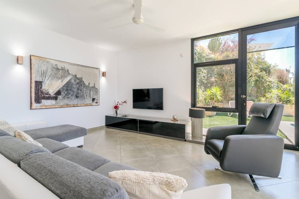 Exklusive Luxusvilla mit Meerblick, Pool und modernem Design