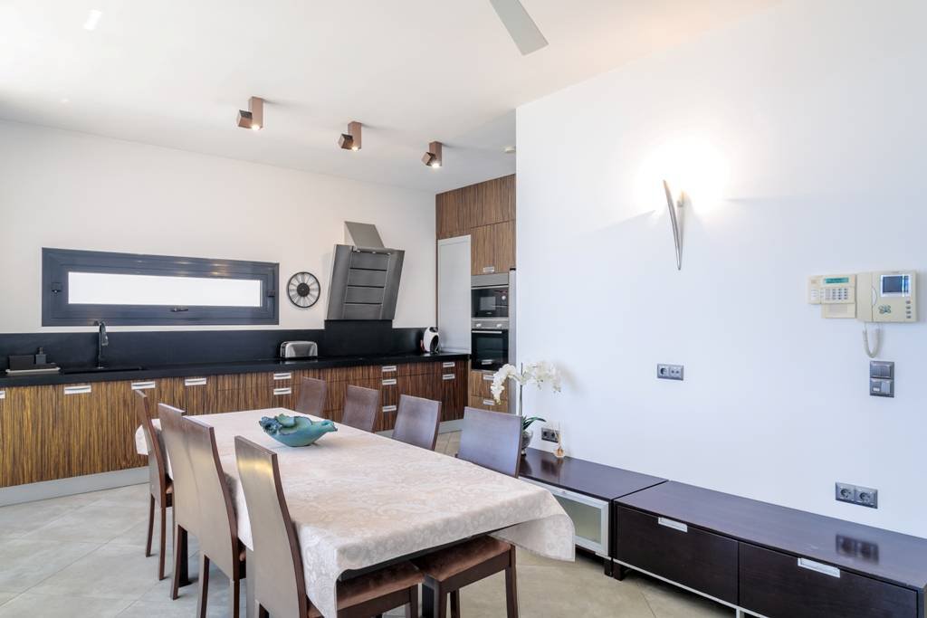 Exklusive Luxusvilla mit Meerblick, Pool und modernem Design