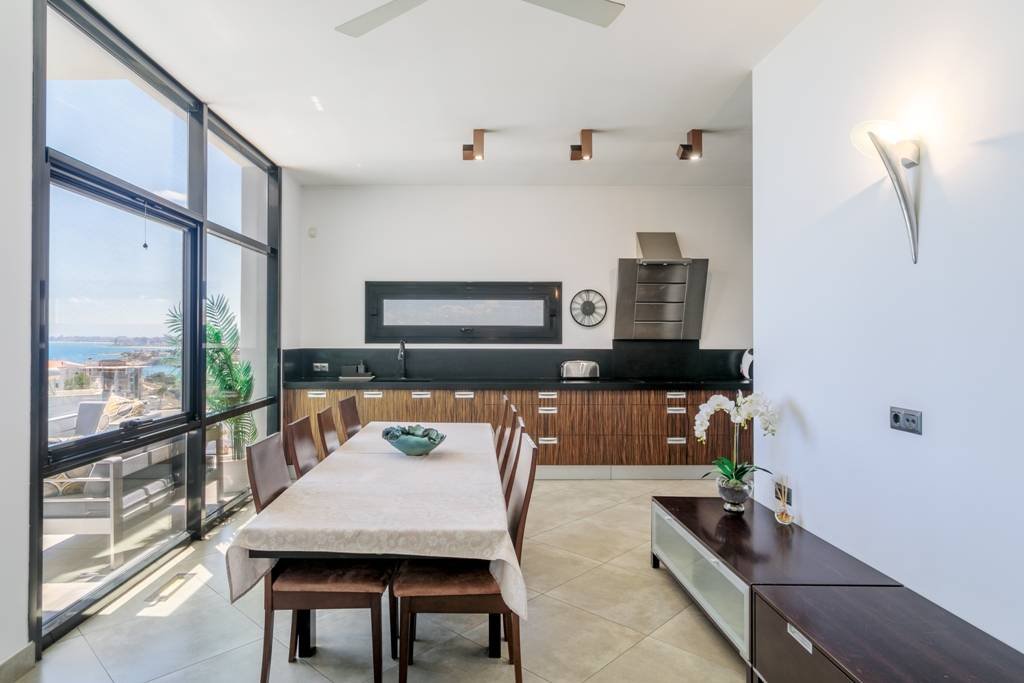 Exklusive Luxusvilla mit Meerblick, Pool und modernem Design