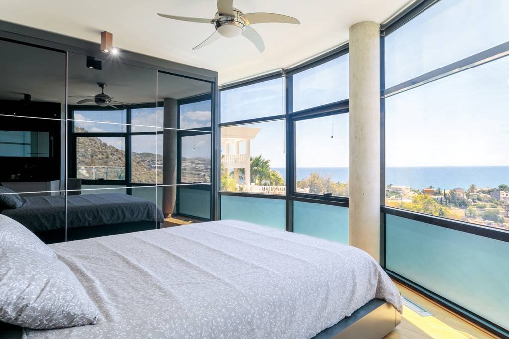 Exklusive Luxusvilla mit Meerblick, Pool und modernem Design