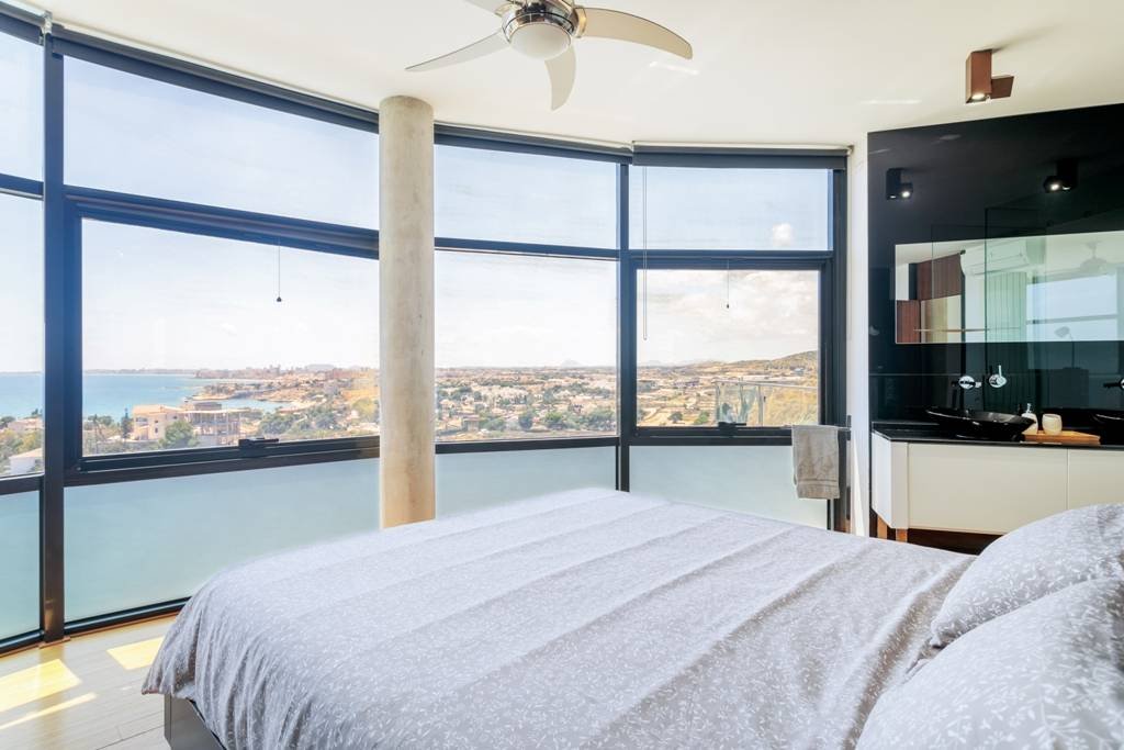 Exklusive Luxusvilla mit Meerblick, Pool und modernem Design