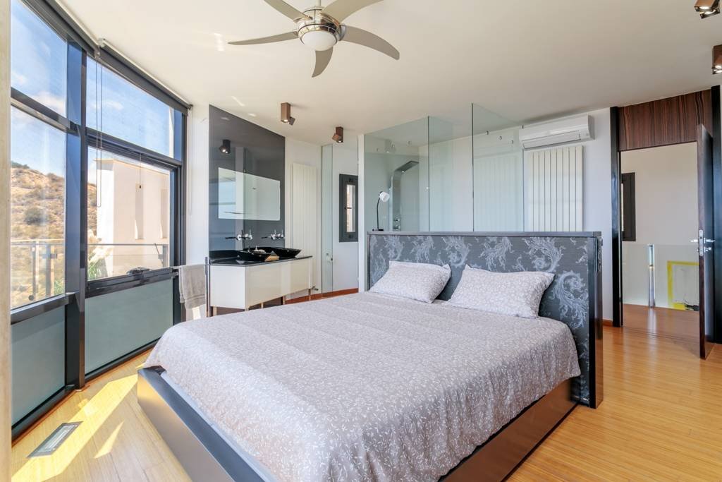 Exklusive Luxusvilla mit Meerblick, Pool und modernem Design