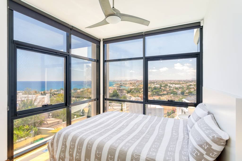 Exklusive Luxusvilla mit Meerblick, Pool und modernem Design