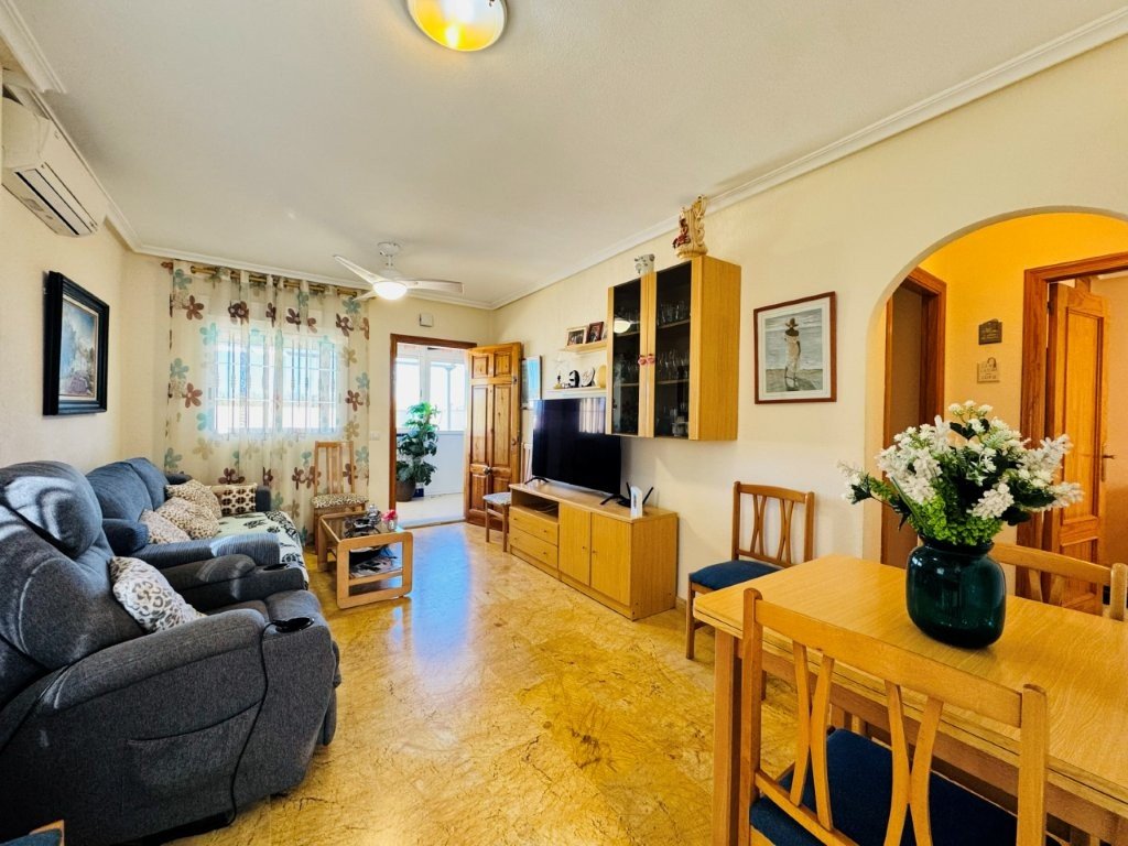 Großzügige Wohnung mit privatem Pool & Garten