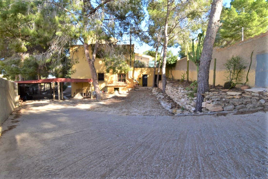 Charmante Villa mit großem Grundstück, Pool & mediterranem Flair