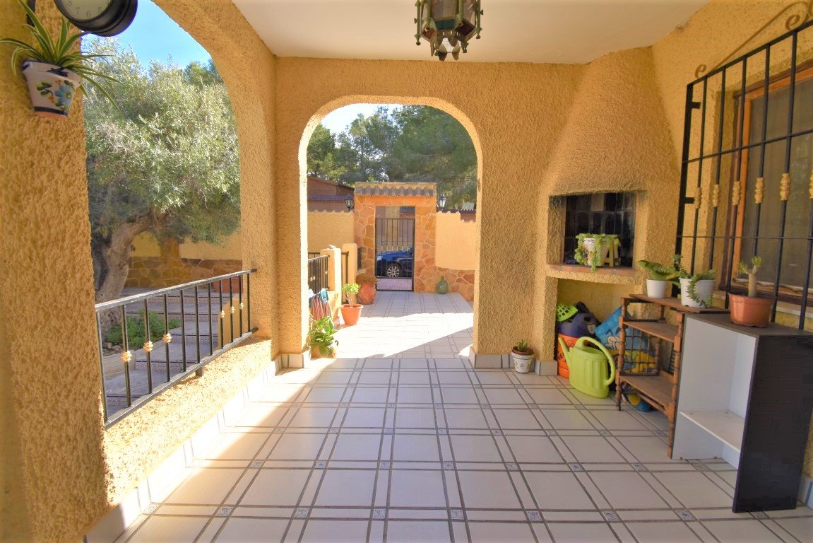 Charmante Villa mit großem Grundstück, Pool & mediterranem Flair