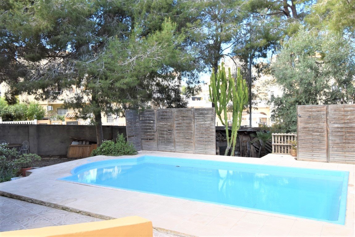 Charmante Villa mit großem Grundstück, Pool & mediterranem Flair