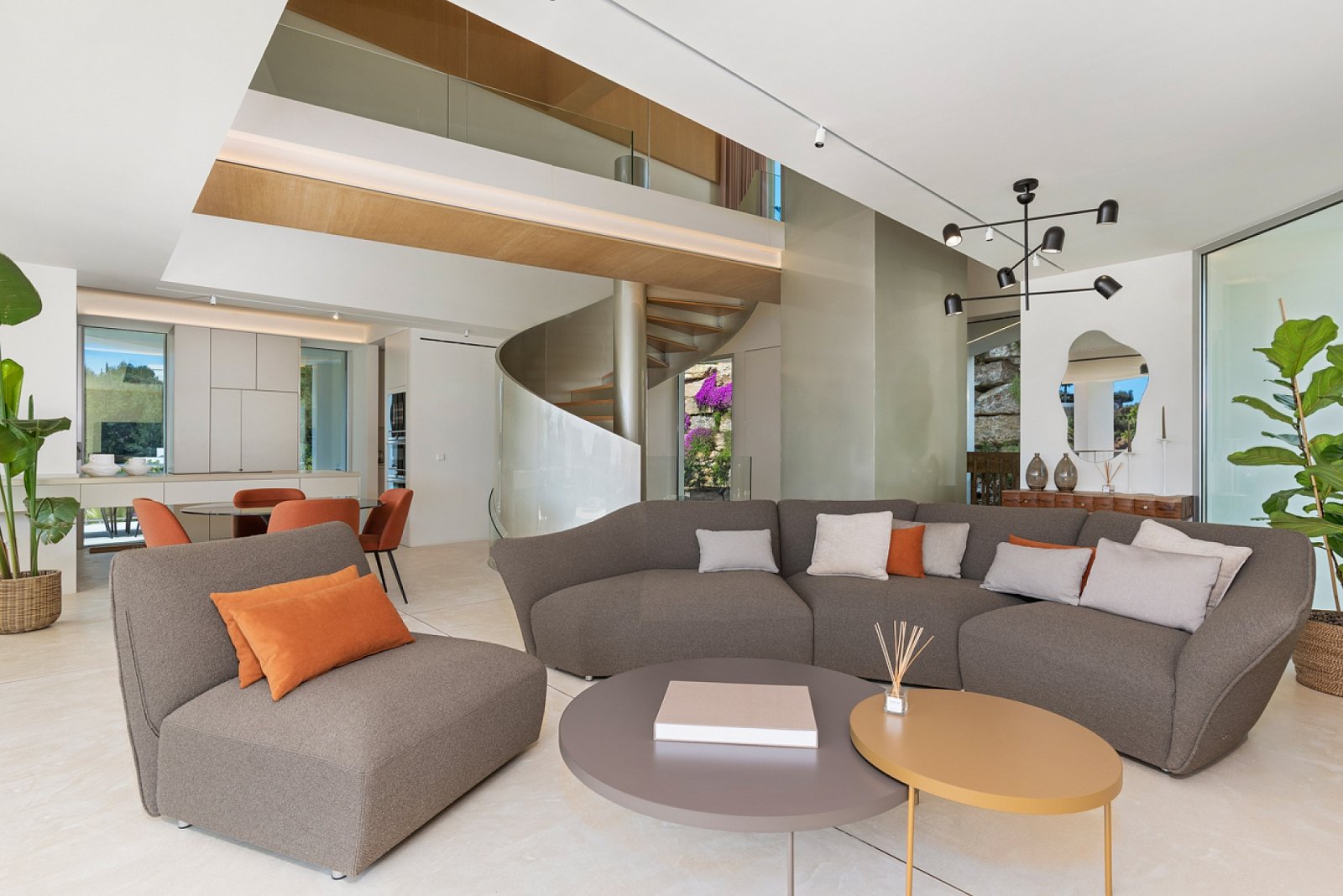 Designvilla mit Untergeschoss & eigenem Pool