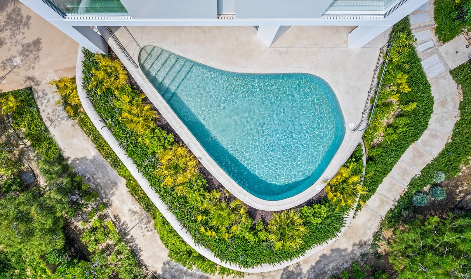 Designvilla mit Untergeschoss & eigenem Pool