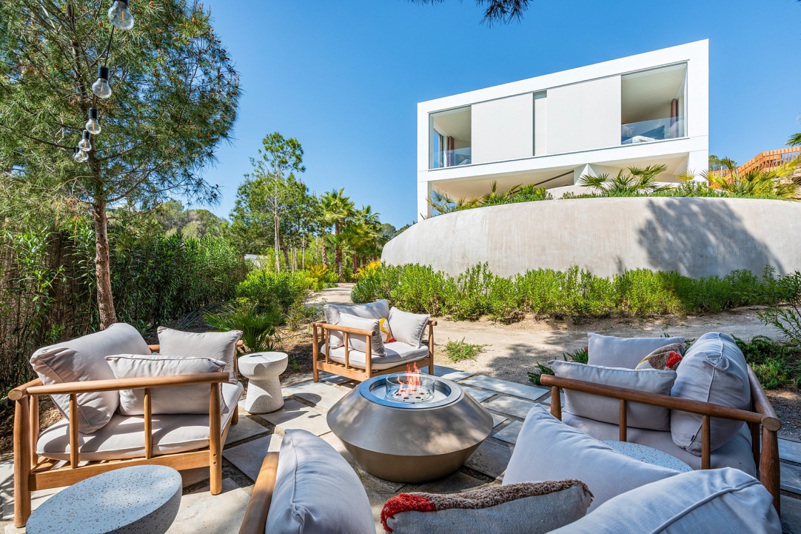 Designvilla mit Untergeschoss & eigenem Pool