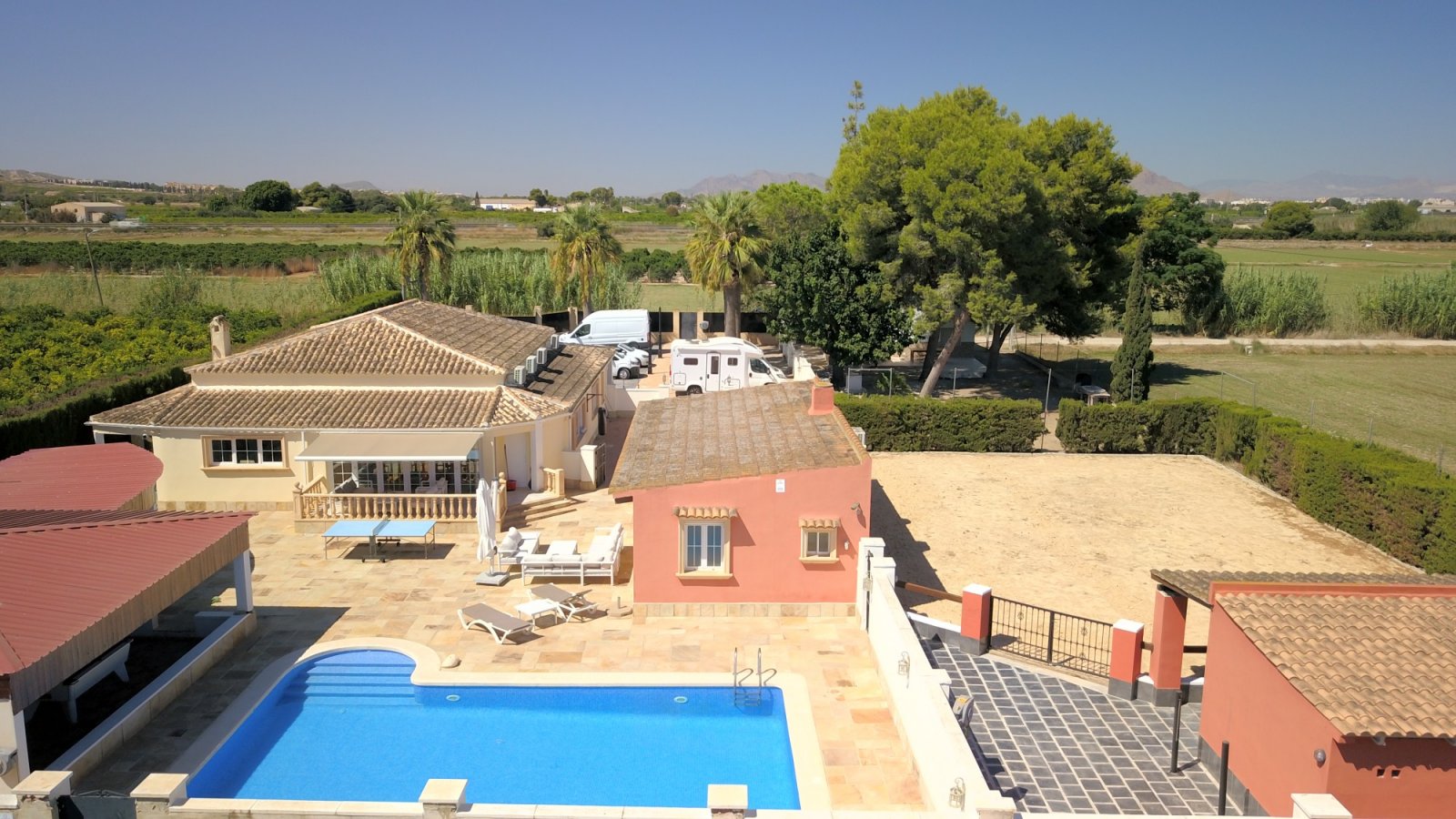 Charmante Landvilla mit Outdoor-Küche und Pool