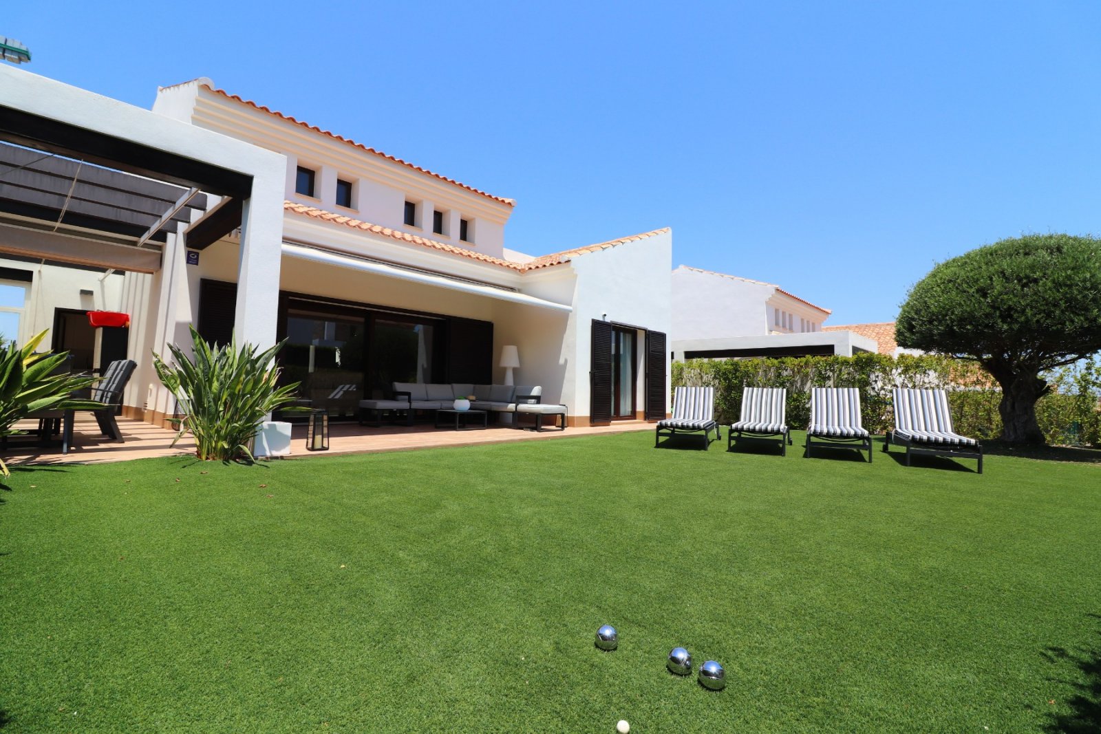 Algorfa: Elegante Villa mit traumhaftem Sonnenblick 