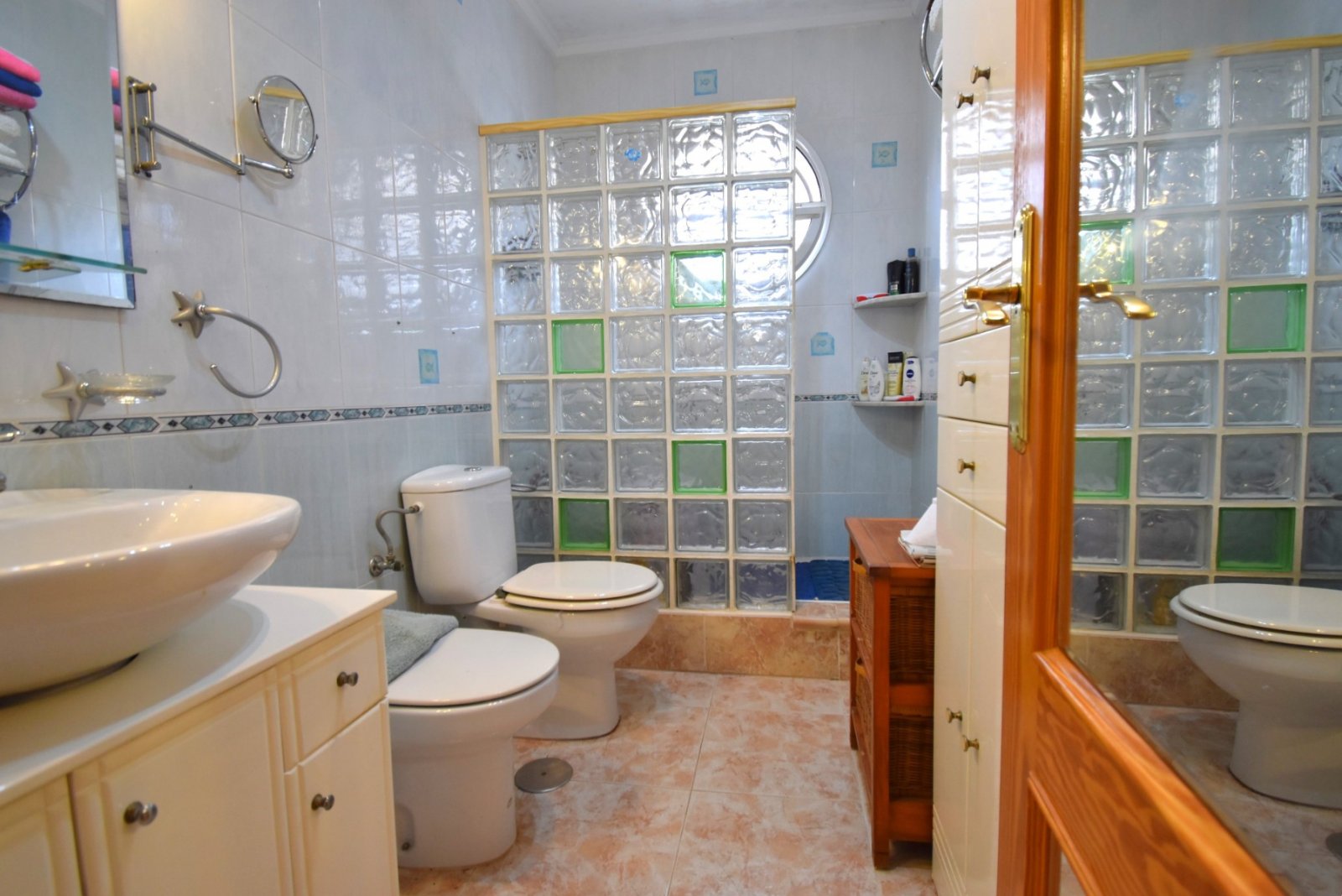 Sonnige Villa mit privatem Solarium & Poolzugang