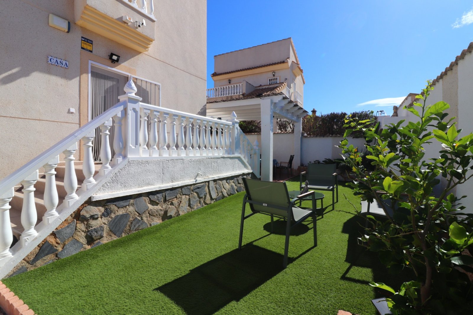 Sonnige Villa mit Terrasse, Pool & Panoramablick