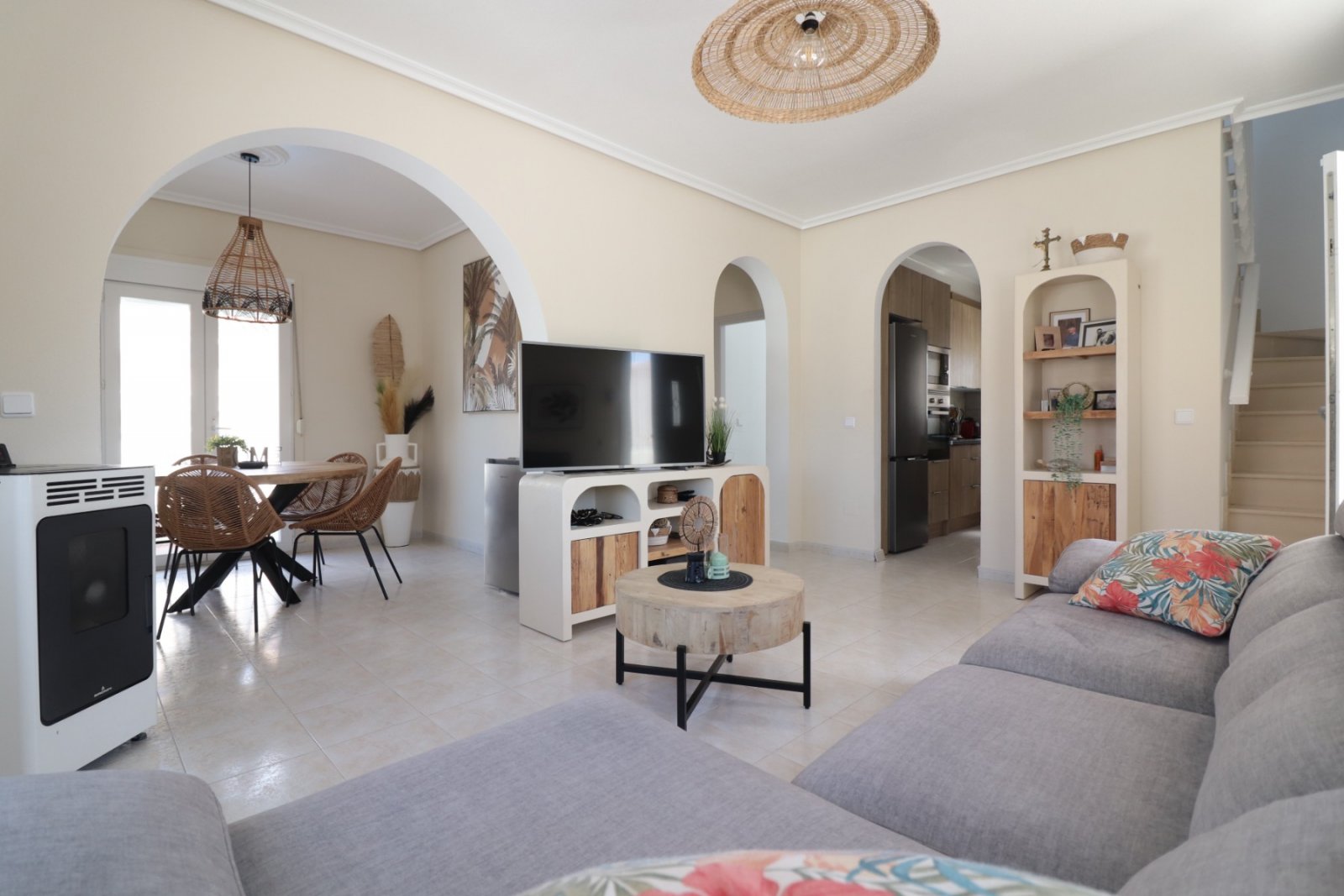 Sonnige Villa mit Terrasse, Pool & Panoramablick