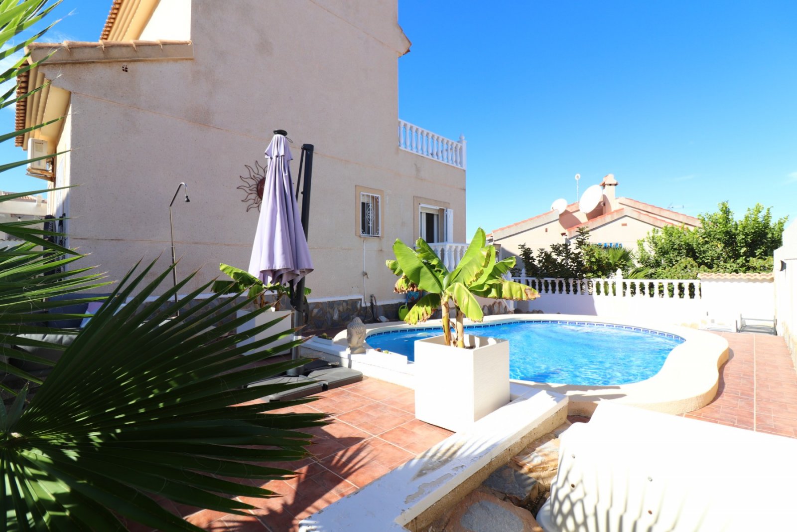 Sonnige Villa mit Terrasse, Pool & Panoramablick