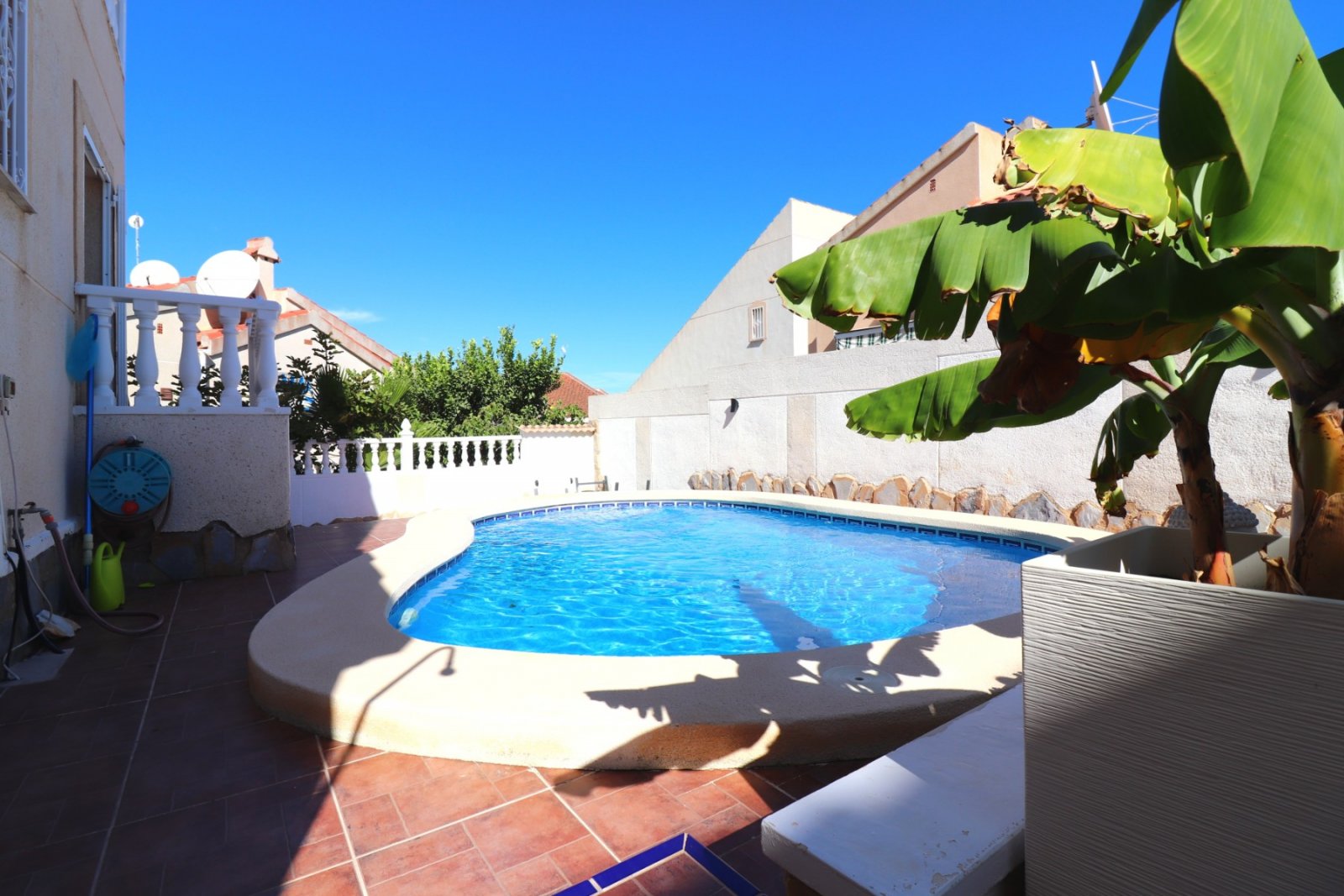 Sonnige Villa mit Terrasse, Pool & Panoramablick