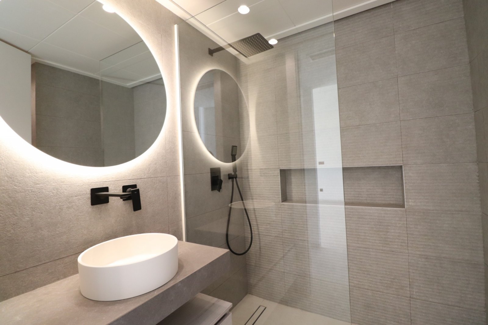 Modernes Wohnen mit Poolblick und Sonnenterrasse