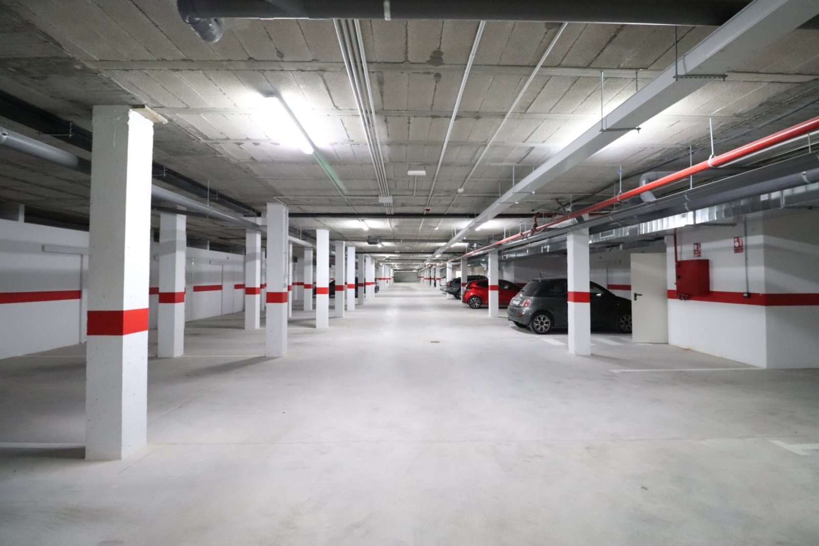 Modernes Wohnen mit Poolblick und Sonnenterrasse