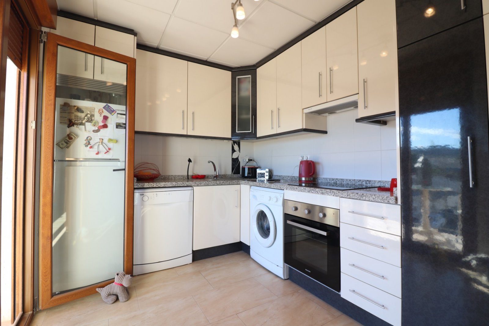 Sonniges Apartment mit privatem Solarium und Poolblick