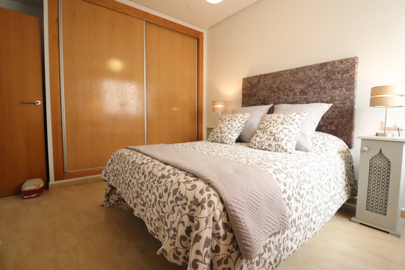 Sonniges Apartment mit privatem Solarium und Poolblick