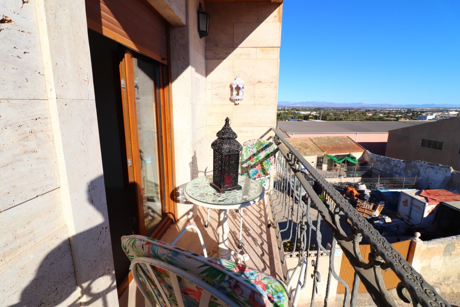 Sonniges Apartment mit privatem Solarium und Poolblick