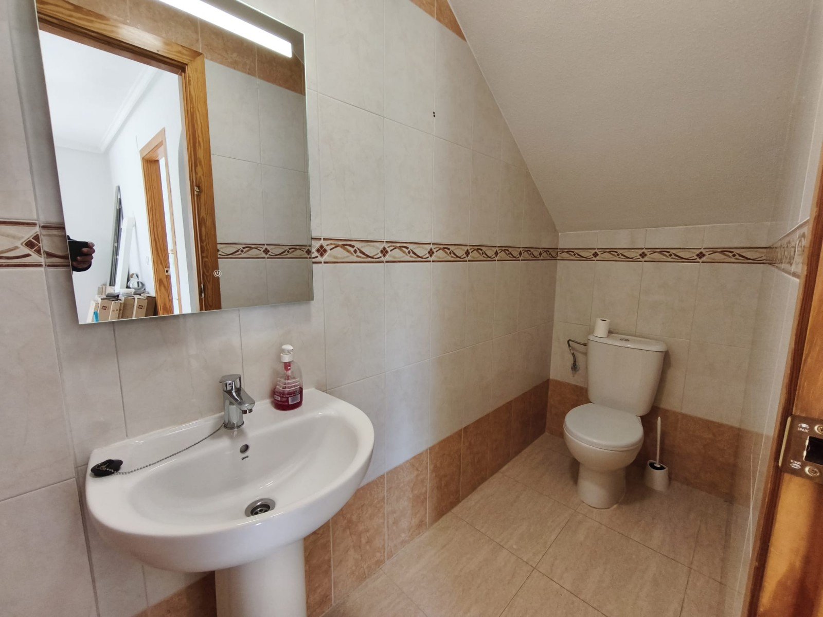 Helles Wohnen mit Pool und Panoramablick