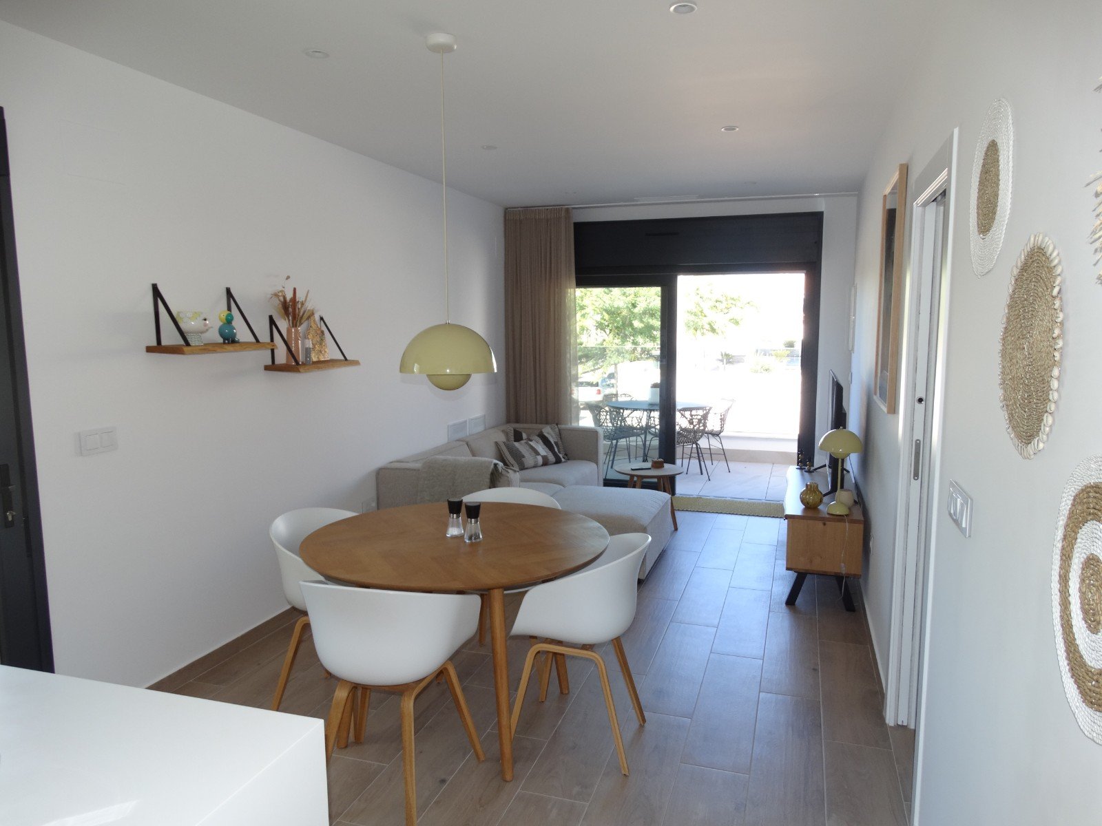 Modernes Apartment mit Sonnenterrasse und Poolblick