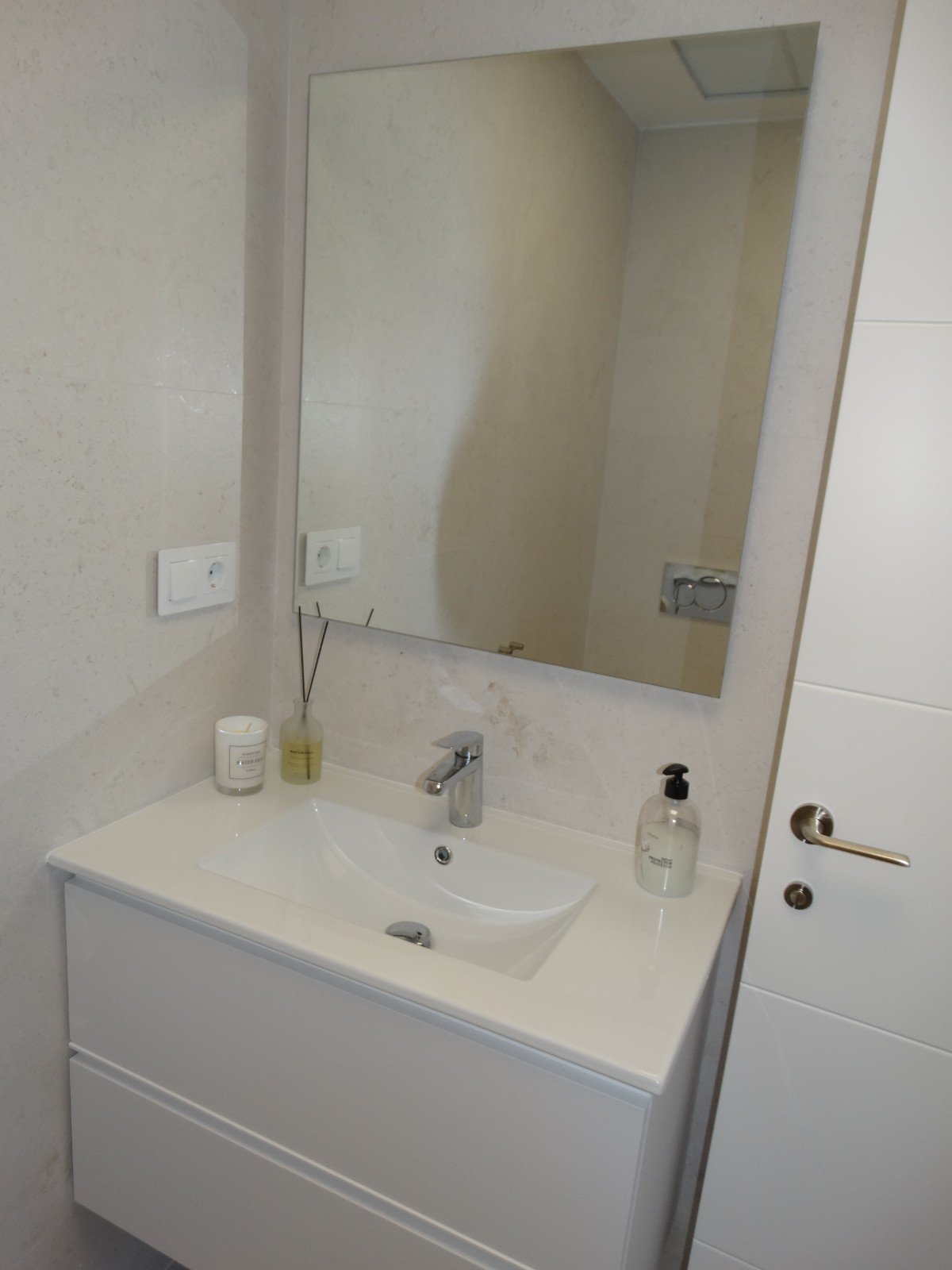 Modernes Apartment mit Sonnenterrasse und Poolblick