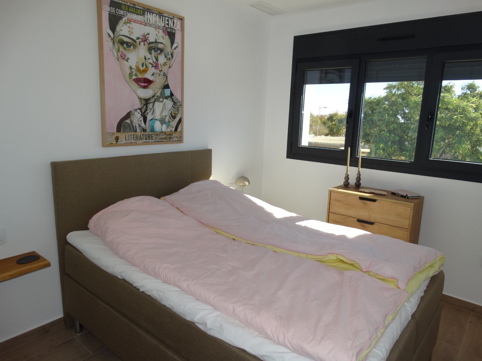 Modernes Apartment mit Sonnenterrasse und Poolblick