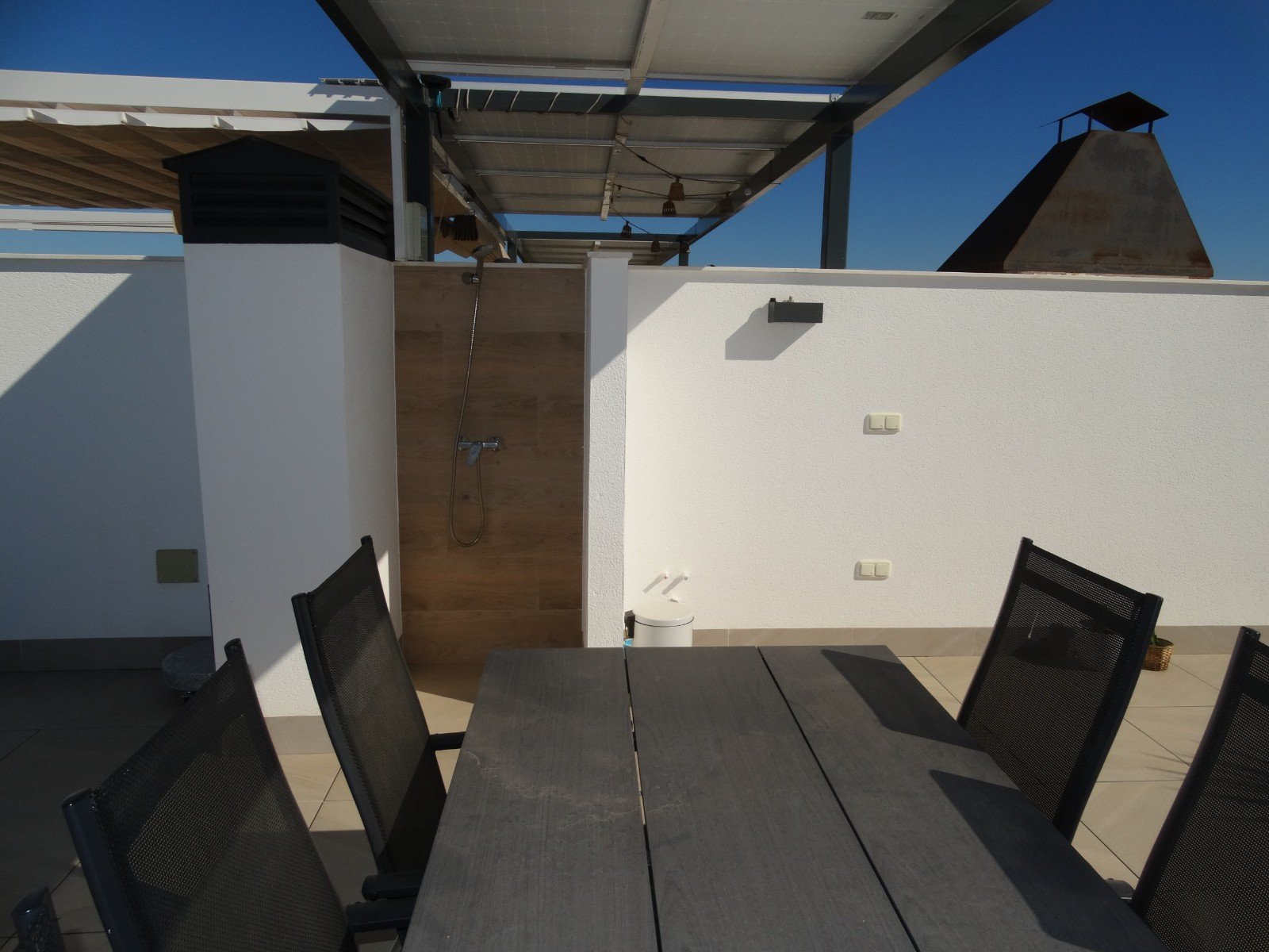 Modernes Apartment mit Sonnenterrasse und Poolblick