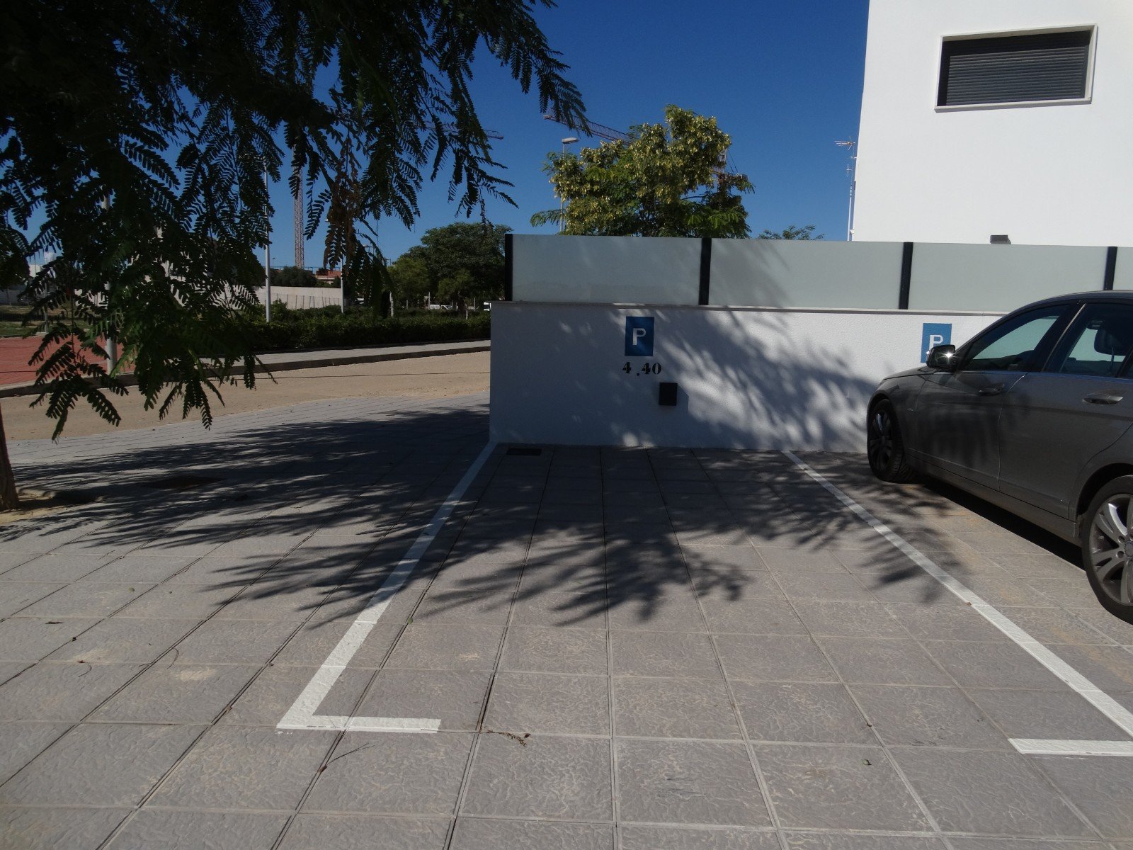 Modernes Apartment mit Sonnenterrasse und Poolblick