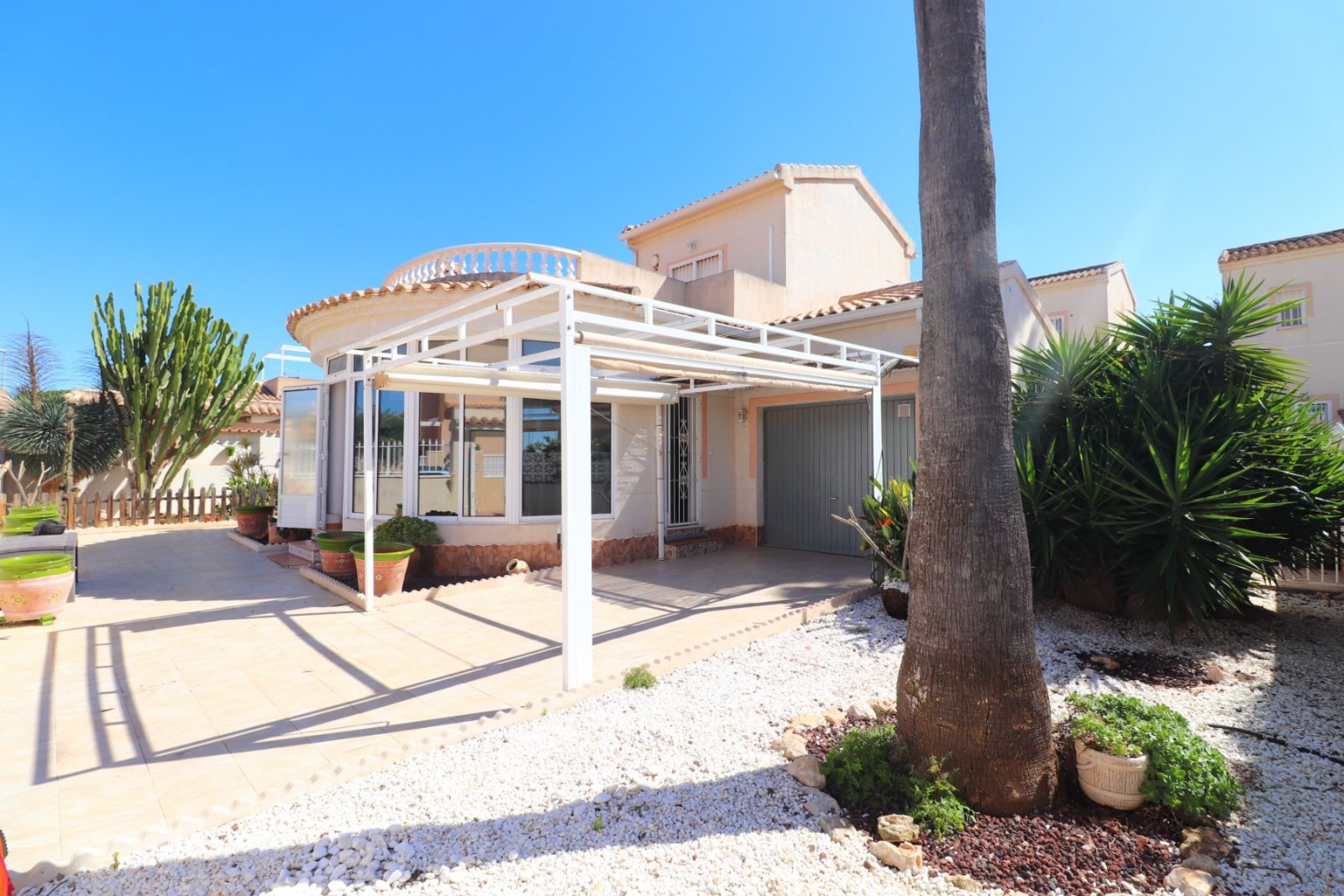 Charmante Villa mit sonniger Terrasse und Poolnähe